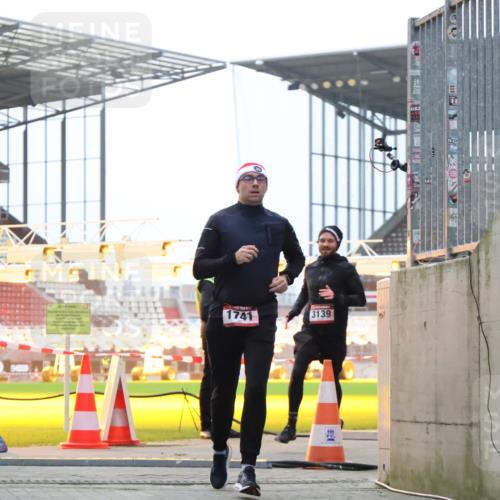 08.12.2024 - St. Pauli X-Mass-Run No. 14 H.Heesch http://msf.ph/oto/7490861 08.12.2024 09:57:10 Ziel 1754, 2956, 3095, 364, 384, 420, 1741, 3139 meine-sportfotos.de