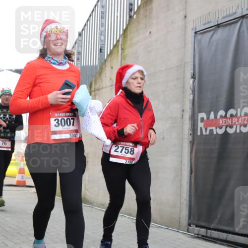 08.12.2024 - St. Pauli X-Mass-Run No. 14 H.Heesch http://msf.ph/oto/7490867 08.12.2024 10:04:56 Ziel 299, 595, 627, 634, 748, 791, 2380, 2382, 2383, 2485, 2758, 3007, 76, 172, 595, 748, 2485, 2758, 2937, 3007 meine-sportfotos.de