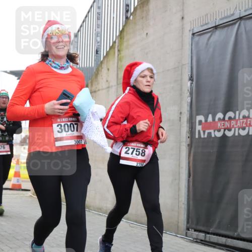 08.12.2024 - St. Pauli X-Mass-Run No. 14 H.Heesch http://msf.ph/oto/7490871 08.12.2024 10:04:56 Ziel 299, 595, 627, 634, 748, 791, 2380, 2382, 2383, 2485, 2758, 3007, 76, 172, 595, 748, 2485, 2758, 2937, 3007 meine-sportfotos.de