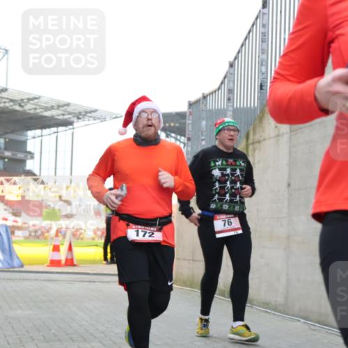 08.12.2024 - St. Pauli X-Mass-Run No. 14 H.Heesch http://msf.ph/oto/7490885 08.12.2024 10:04:57 Ziel 172, 299, 595, 627, 634, 748, 2380, 2382, 2383, 2485, 2758, 3007, 76, 172, 2758, 2937, 3007 meine-sportfotos.de