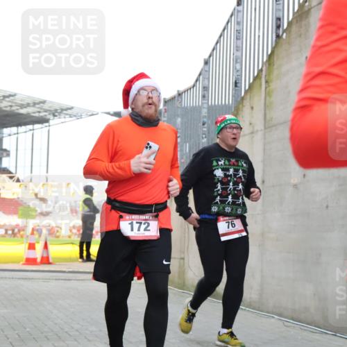 08.12.2024 - St. Pauli X-Mass-Run No. 14 H.Heesch http://msf.ph/oto/7490900 08.12.2024 10:04:57 Ziel 172, 299, 595, 627, 634, 748, 2380, 2382, 2383, 2485, 2758, 3007, 76, 172, 2758, 2937, 3007 meine-sportfotos.de