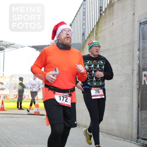 08.12.2024 - St. Pauli X-Mass-Run No. 14 H.Heesch http://msf.ph/oto/7490928 08.12.2024 10:04:58 Ziel 172, 299, 595, 627, 634, 748, 2380, 2485, 2758, 3007, 76, 172, 2758, 2937, 3007 meine-sportfotos.de
