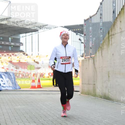 08.12.2024 - St. Pauli X-Mass-Run No. 14 H.Heesch http://msf.ph/oto/7491010 08.12.2024 10:05:01 Ziel 76, 172, 595, 748, 2485, 2758, 3007, 76, 2937 meine-sportfotos.de