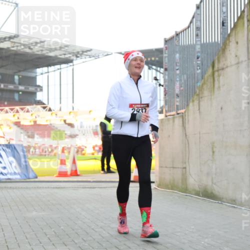 08.12.2024 - St. Pauli X-Mass-Run No. 14 H.Heesch http://msf.ph/oto/7491020 08.12.2024 10:05:01 Ziel 76, 172, 595, 748, 2485, 2758, 3007, 76, 2937 meine-sportfotos.de