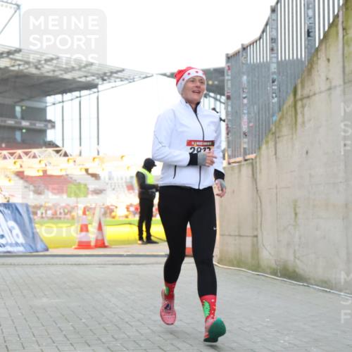 08.12.2024 - St. Pauli X-Mass-Run No. 14 H.Heesch http://msf.ph/oto/7491026 08.12.2024 10:05:02 Ziel 76, 172, 595, 748, 2485, 2758, 3007, 2937 meine-sportfotos.de