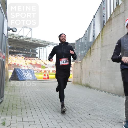 08.12.2024 - St. Pauli X-Mass-Run No. 14 H.Heesch http://msf.ph/oto/7491043 08.12.2024 09:57:13 Ziel 1741, 1754, 2956, 3139, 364, 384, 420, 1741, 3022, 3139 meine-sportfotos.de