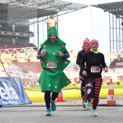 08.12.2024 - St. Pauli X-Mass-Run No. 14 H.Heesch http://msf.ph/oto/7491058 08.12.2024 10:05:09 Ziel 76, 172, 2758, 2937, 3007, 1189, 1355, 2042, 2043 meine-sportfotos.de