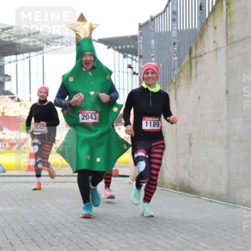 08.12.2024 - St. Pauli X-Mass-Run No. 14 H.Heesch http://msf.ph/oto/7491117 08.12.2024 10:05:11 Ziel 76, 172, 2043, 2937, 1189, 1355, 2042, 2043 meine-sportfotos.de