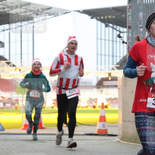08.12.2024 - St. Pauli X-Mass-Run No. 14 H.Heesch http://msf.ph/oto/7491121 08.12.2024 09:57:16 Ziel 384, 1741, 1754, 2956, 3139, 364, 384, 420, 755, 763, 1982, 3022 meine-sportfotos.de