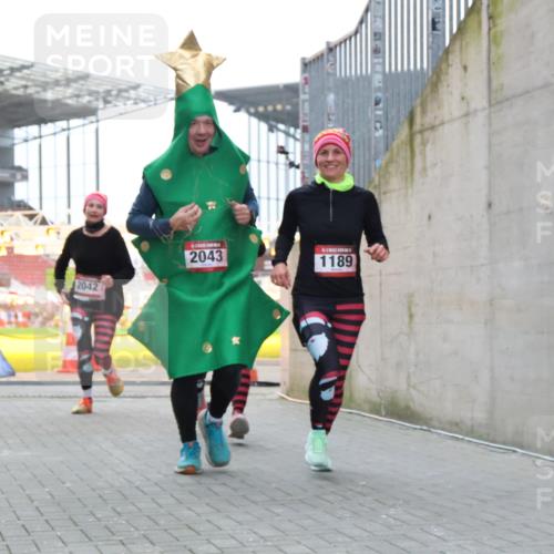 08.12.2024 - St. Pauli X-Mass-Run No. 14 H.Heesch http://msf.ph/oto/7491123 08.12.2024 10:05:11 Ziel 76, 172, 2043, 2937, 1189, 1355, 2042, 2043 meine-sportfotos.de