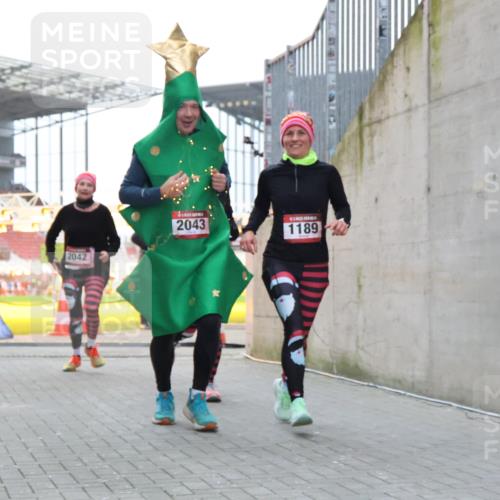08.12.2024 - St. Pauli X-Mass-Run No. 14 H.Heesch http://msf.ph/oto/7491129 08.12.2024 10:05:11 Ziel 76, 172, 2043, 2937, 1189, 1355, 2042, 2043 meine-sportfotos.de