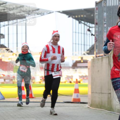 08.12.2024 - St. Pauli X-Mass-Run No. 14 H.Heesch http://msf.ph/oto/7491131 08.12.2024 09:57:16 Ziel 384, 1741, 1754, 2956, 3139, 364, 384, 420, 755, 763, 1982, 3022 meine-sportfotos.de