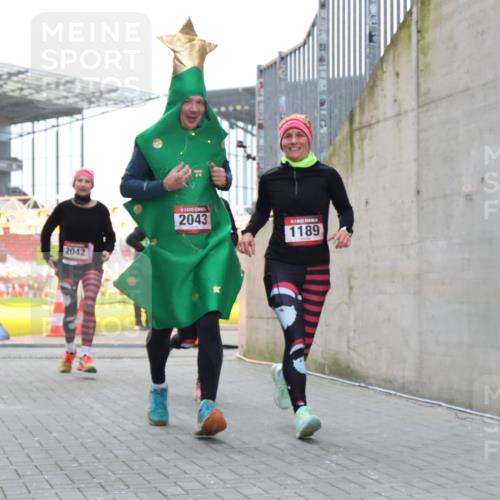 08.12.2024 - St. Pauli X-Mass-Run No. 14 H.Heesch http://msf.ph/oto/7491135 08.12.2024 10:05:11 Ziel 76, 172, 2043, 2937, 1189, 1355, 2042, 2043 meine-sportfotos.de