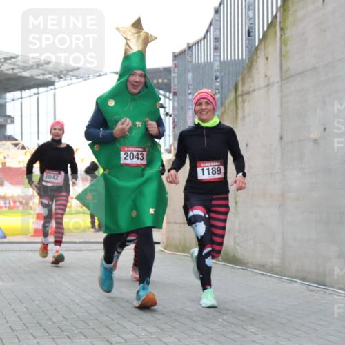 08.12.2024 - St. Pauli X-Mass-Run No. 14 H.Heesch http://msf.ph/oto/7491138 08.12.2024 10:05:11 Ziel 76, 172, 2043, 2937, 1189, 1355, 2042, 2043 meine-sportfotos.de