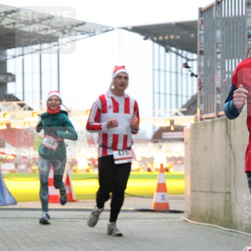 08.12.2024 - St. Pauli X-Mass-Run No. 14 H.Heesch http://msf.ph/oto/7491139 08.12.2024 09:57:16 Ziel 384, 1741, 1754, 2956, 3139, 364, 384, 420, 755, 763, 1982, 3022 meine-sportfotos.de
