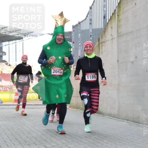 08.12.2024 - St. Pauli X-Mass-Run No. 14 H.Heesch http://msf.ph/oto/7491143 08.12.2024 10:05:11 Ziel 76, 172, 2043, 2937, 1189, 1355, 2042, 2043 meine-sportfotos.de