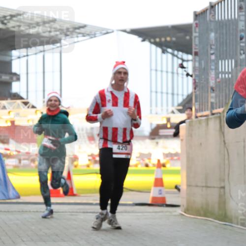 08.12.2024 - St. Pauli X-Mass-Run No. 14 H.Heesch http://msf.ph/oto/7491145 08.12.2024 09:57:16 Ziel 384, 1741, 1754, 2956, 3139, 364, 384, 420, 755, 763, 1982, 3022 meine-sportfotos.de