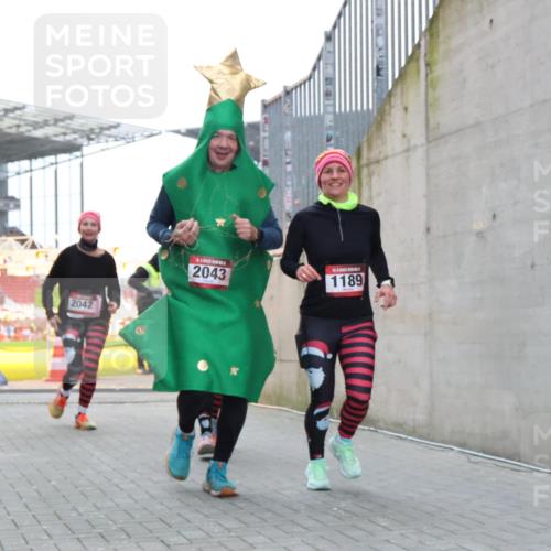 08.12.2024 - St. Pauli X-Mass-Run No. 14 H.Heesch http://msf.ph/oto/7491149 08.12.2024 10:05:11 Ziel 76, 172, 2043, 2937, 1189, 1355, 2042, 2043 meine-sportfotos.de