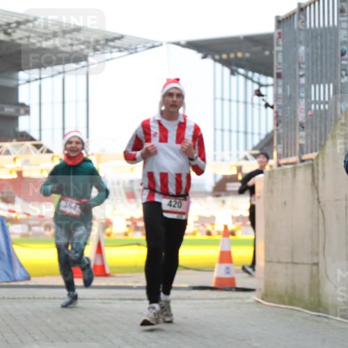 08.12.2024 - St. Pauli X-Mass-Run No. 14 H.Heesch http://msf.ph/oto/7491151 08.12.2024 09:57:16 Ziel 384, 1741, 1754, 2956, 3139, 364, 384, 420, 755, 763, 1982, 3022 meine-sportfotos.de