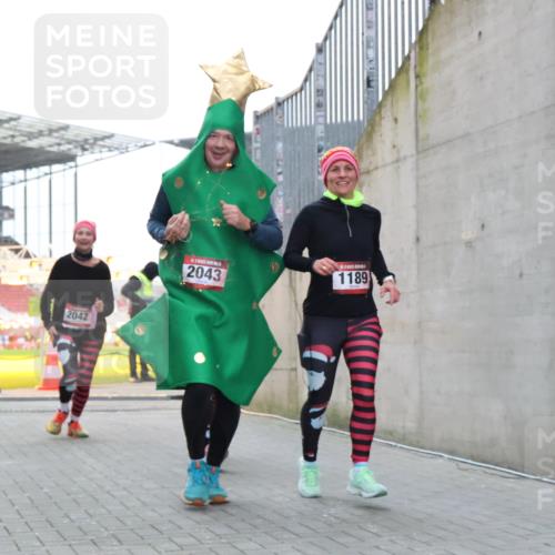 08.12.2024 - St. Pauli X-Mass-Run No. 14 H.Heesch http://msf.ph/oto/7491154 08.12.2024 10:05:11 Ziel 76, 172, 2043, 2937, 1189, 1355, 2042, 2043 meine-sportfotos.de