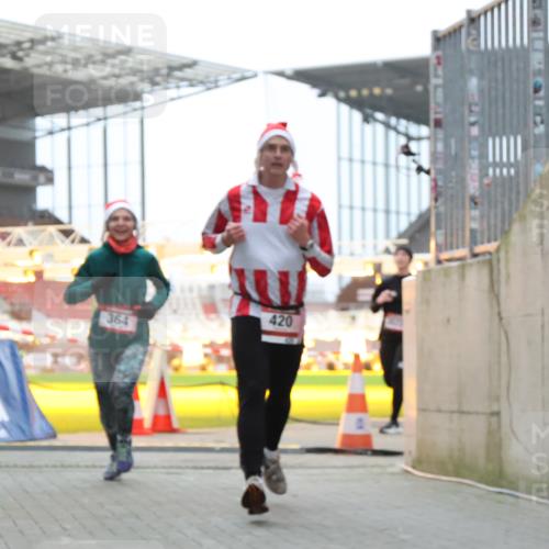 08.12.2024 - St. Pauli X-Mass-Run No. 14 H.Heesch http://msf.ph/oto/7491158 08.12.2024 09:57:16 Ziel 384, 1741, 1754, 2956, 3139, 364, 384, 420, 755, 763, 1982, 3022 meine-sportfotos.de