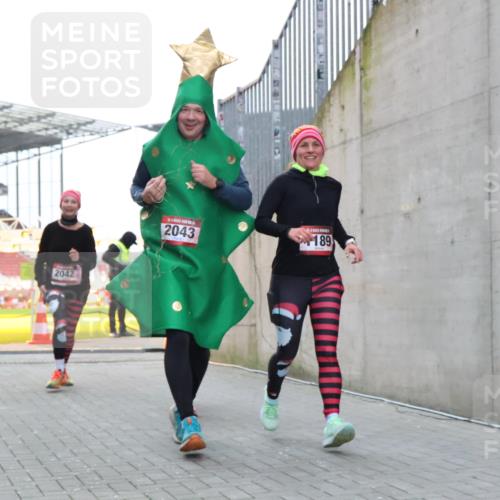 08.12.2024 - St. Pauli X-Mass-Run No. 14 H.Heesch http://msf.ph/oto/7491159 08.12.2024 10:05:11 Ziel 76, 172, 2043, 2937, 1189, 1355, 2042, 2043 meine-sportfotos.de