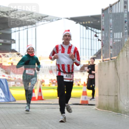 08.12.2024 - St. Pauli X-Mass-Run No. 14 H.Heesch http://msf.ph/oto/7491162 08.12.2024 09:57:16 Ziel 384, 1741, 1754, 2956, 3139, 364, 384, 420, 755, 763, 1982, 3022 meine-sportfotos.de