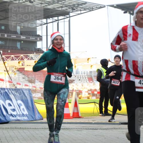 08.12.2024 - St. Pauli X-Mass-Run No. 14 H.Heesch http://msf.ph/oto/7491169 08.12.2024 09:57:17 Ziel 364, 384, 420, 1741, 1754, 2956, 3139, 364, 384, 420, 755, 763, 904, 1982, 3022 meine-sportfotos.de