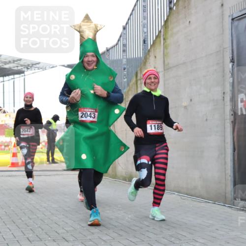 08.12.2024 - St. Pauli X-Mass-Run No. 14 H.Heesch http://msf.ph/oto/7491170 08.12.2024 10:05:11 Ziel 76, 172, 2043, 2937, 1189, 1355, 2042, 2043 meine-sportfotos.de