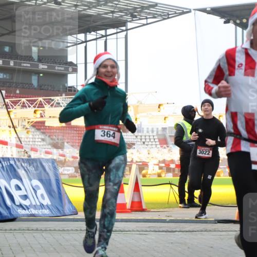 08.12.2024 - St. Pauli X-Mass-Run No. 14 H.Heesch http://msf.ph/oto/7491174 08.12.2024 09:57:17 Ziel 364, 384, 420, 1741, 1754, 2956, 3139, 364, 384, 420, 755, 763, 904, 1982, 3022 meine-sportfotos.de