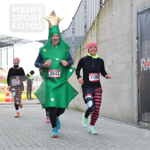 08.12.2024 - St. Pauli X-Mass-Run No. 14 H.Heesch http://msf.ph/oto/7491175 08.12.2024 10:05:11 Ziel 76, 172, 2043, 2937, 1189, 1355, 2042, 2043 meine-sportfotos.de