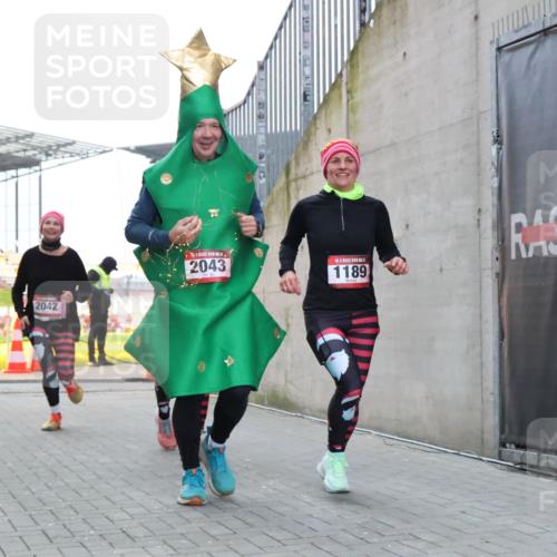 08.12.2024 - St. Pauli X-Mass-Run No. 14 H.Heesch http://msf.ph/oto/7491178 08.12.2024 10:05:11 Ziel 76, 172, 2043, 2937, 1189, 1355, 2042, 2043 meine-sportfotos.de