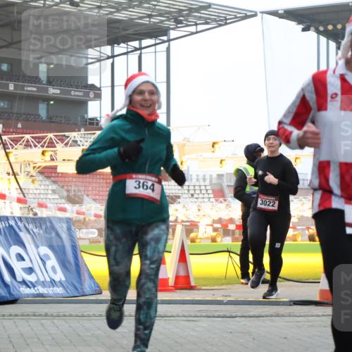 08.12.2024 - St. Pauli X-Mass-Run No. 14 H.Heesch http://msf.ph/oto/7491180 08.12.2024 09:57:17 Ziel 364, 384, 420, 1741, 1754, 2956, 3139, 364, 384, 420, 755, 763, 904, 1982, 3022 meine-sportfotos.de