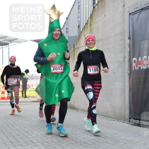 08.12.2024 - St. Pauli X-Mass-Run No. 14 H.Heesch http://msf.ph/oto/7491184 08.12.2024 10:05:11 Ziel 76, 172, 2043, 2937, 1189, 1355, 2042, 2043 meine-sportfotos.de