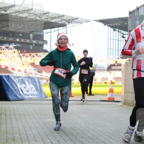 08.12.2024 - St. Pauli X-Mass-Run No. 14 H.Heesch http://msf.ph/oto/7491230 08.12.2024 09:57:18 Ziel 364, 384, 420, 1741, 1754, 2956, 3139, 364, 384, 420, 755, 763, 904, 1982, 3022 meine-sportfotos.de