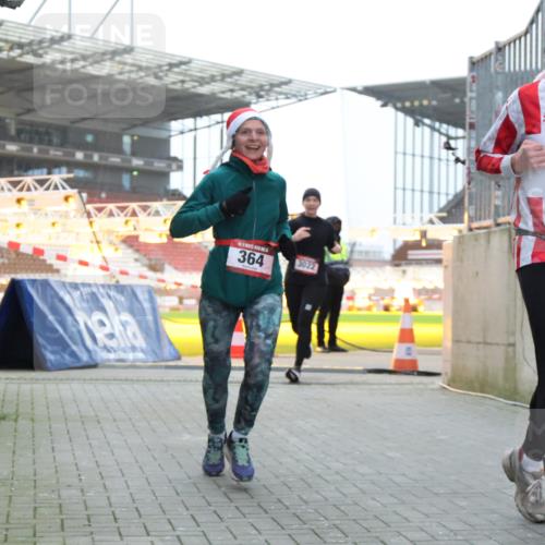 08.12.2024 - St. Pauli X-Mass-Run No. 14 H.Heesch http://msf.ph/oto/7491246 08.12.2024 09:57:18 Ziel 364, 384, 420, 1741, 1754, 2956, 3139, 364, 384, 420, 755, 763, 904, 1982, 3022 meine-sportfotos.de