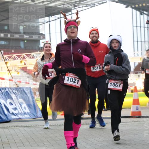 08.12.2024 - St. Pauli X-Mass-Run No. 14 H.Heesch http://msf.ph/oto/7491348 08.12.2024 10:05:21 Ziel 1189, 1355, 2042, 2043, 24, 1021, 1067, 2013, 2015, 2836, 3077, 3313, 3318 meine-sportfotos.de