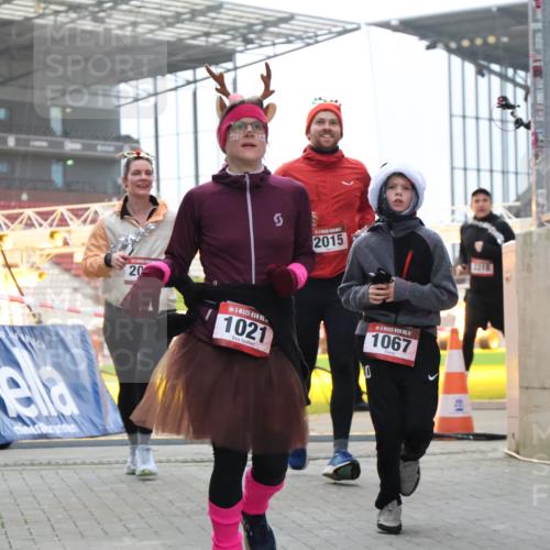 08.12.2024 - St. Pauli X-Mass-Run No. 14 H.Heesch http://msf.ph/oto/7491362 08.12.2024 10:05:21 Ziel 1189, 1355, 2042, 2043, 24, 1021, 1067, 2013, 2015, 2836, 3077, 3313, 3318 meine-sportfotos.de
