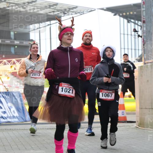 08.12.2024 - St. Pauli X-Mass-Run No. 14 H.Heesch http://msf.ph/oto/7491369 08.12.2024 10:05:22 Ziel 1189, 1355, 2042, 2043, 24, 1021, 1067, 2013, 2015, 2836, 3077, 3313, 3317, 3318 meine-sportfotos.de