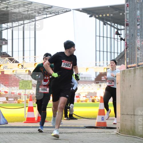 08.12.2024 - St. Pauli X-Mass-Run No. 14 H.Heesch http://msf.ph/oto/7491376 08.12.2024 09:57:22 Ziel 364, 384, 420, 1741, 3022, 3139, 755, 763, 904, 1291, 1982, 2267, 3022 meine-sportfotos.de