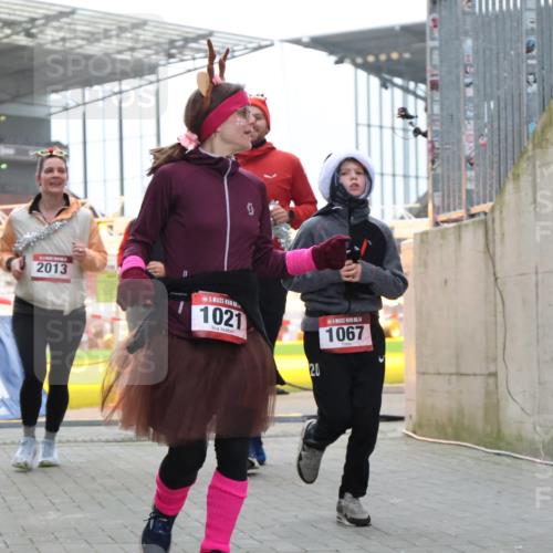08.12.2024 - St. Pauli X-Mass-Run No. 14 H.Heesch http://msf.ph/oto/7491394 08.12.2024 10:05:22 Ziel 1189, 1355, 2042, 2043, 24, 1021, 1067, 2013, 2015, 2836, 3077, 3313, 3317, 3318 meine-sportfotos.de