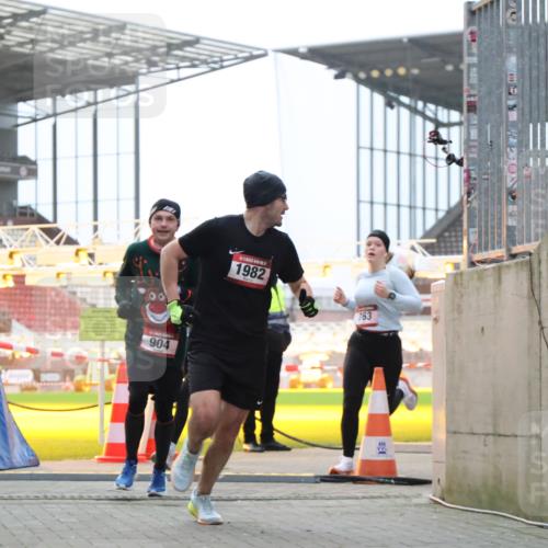 08.12.2024 - St. Pauli X-Mass-Run No. 14 H.Heesch http://msf.ph/oto/7491396 08.12.2024 09:57:22 Ziel 364, 384, 420, 1741, 3022, 3139, 755, 763, 904, 1291, 1982, 2267, 3022 meine-sportfotos.de