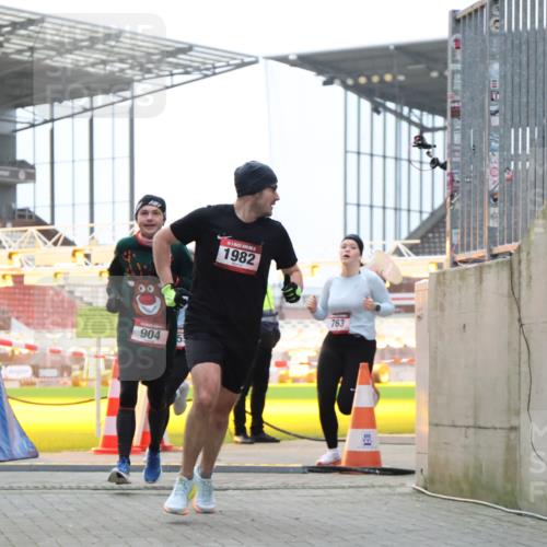 08.12.2024 - St. Pauli X-Mass-Run No. 14 H.Heesch http://msf.ph/oto/7491402 08.12.2024 09:57:23 Ziel 364, 384, 420, 1741, 3022, 3139, 755, 763, 904, 1291, 1982, 2267 meine-sportfotos.de