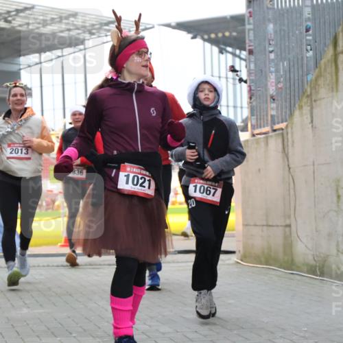 08.12.2024 - St. Pauli X-Mass-Run No. 14 H.Heesch http://msf.ph/oto/7491406 08.12.2024 10:05:22 Ziel 1189, 1355, 2042, 2043, 24, 1021, 1067, 2013, 2015, 2836, 3077, 3313, 3317, 3318 meine-sportfotos.de