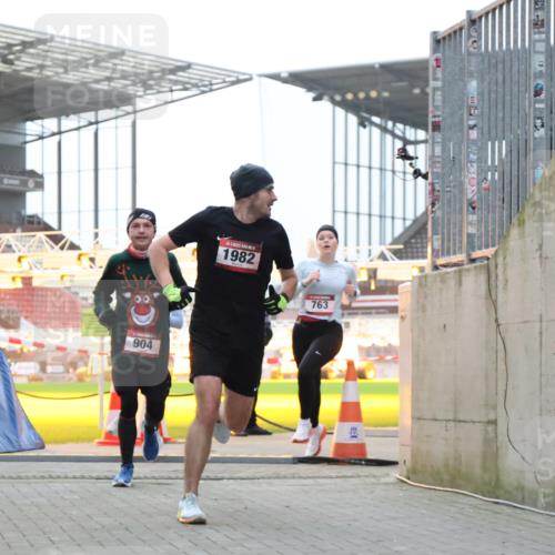 08.12.2024 - St. Pauli X-Mass-Run No. 14 H.Heesch http://msf.ph/oto/7491417 08.12.2024 09:57:23 Ziel 364, 384, 420, 1741, 3022, 3139, 755, 763, 904, 1291, 1982, 2267 meine-sportfotos.de