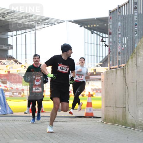 08.12.2024 - St. Pauli X-Mass-Run No. 14 H.Heesch http://msf.ph/oto/7491423 08.12.2024 09:57:23 Ziel 364, 384, 420, 1741, 3022, 3139, 755, 763, 904, 1291, 1982, 2267 meine-sportfotos.de