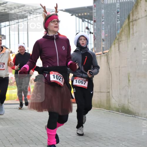 08.12.2024 - St. Pauli X-Mass-Run No. 14 H.Heesch http://msf.ph/oto/7491424 08.12.2024 10:05:22 Ziel 1189, 1355, 2042, 2043, 24, 1021, 1067, 2013, 2015, 2836, 3077, 3313, 3317, 3318 meine-sportfotos.de