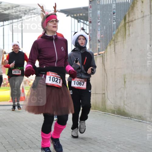 08.12.2024 - St. Pauli X-Mass-Run No. 14 H.Heesch http://msf.ph/oto/7491430 08.12.2024 10:05:22 Ziel 1189, 1355, 2042, 2043, 24, 1021, 1067, 2013, 2015, 2836, 3077, 3313, 3317, 3318 meine-sportfotos.de
