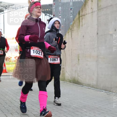08.12.2024 - St. Pauli X-Mass-Run No. 14 H.Heesch http://msf.ph/oto/7491446 08.12.2024 10:05:22 Ziel 1189, 1355, 2042, 2043, 24, 1021, 1067, 2013, 2015, 2836, 3077, 3313, 3317, 3318 meine-sportfotos.de