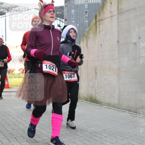 08.12.2024 - St. Pauli X-Mass-Run No. 14 H.Heesch http://msf.ph/oto/7491451 08.12.2024 10:05:22 Ziel 1189, 1355, 2042, 2043, 24, 1021, 1067, 2013, 2015, 2836, 3077, 3313, 3317, 3318 meine-sportfotos.de